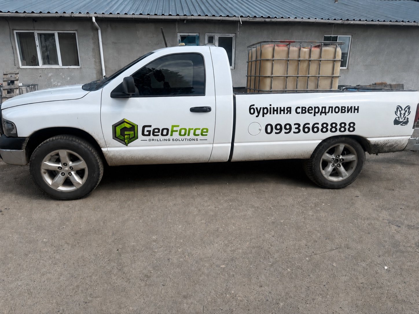 Пікап GeoForce з фірмовою наліпкою